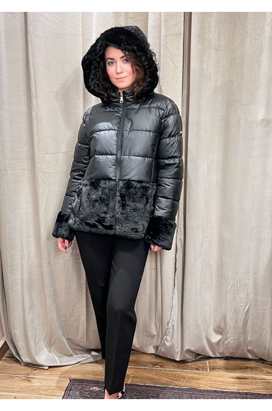 Short black jacket with hood and fur