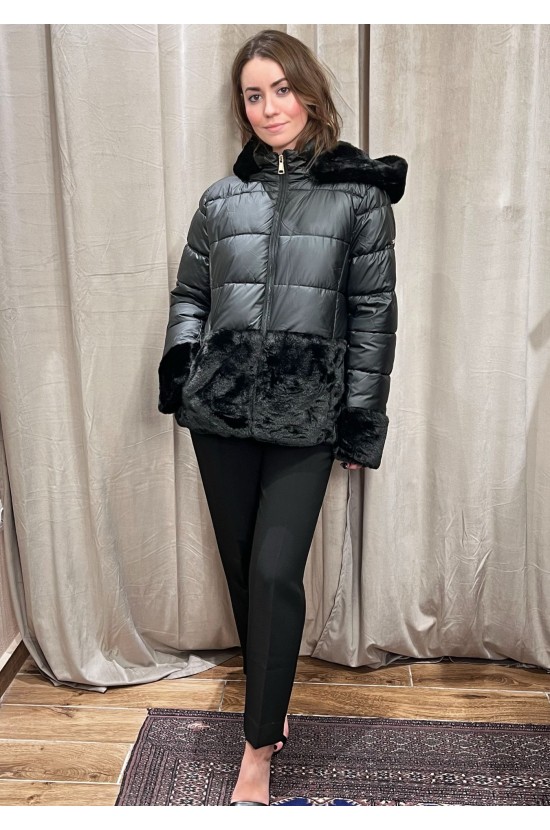 Short black jacket with hood and fur