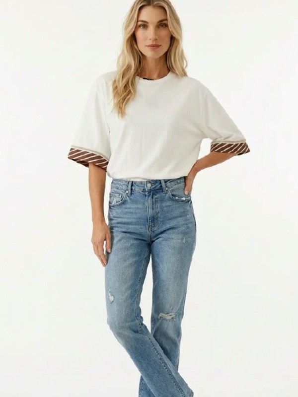 Λευκή Μπλούζα με Ριγέ Σχέδιο στα Μανίκια