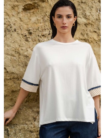 Λευκή Μπλούζα με Ριγέ Σχέδιο στα Μανίκια