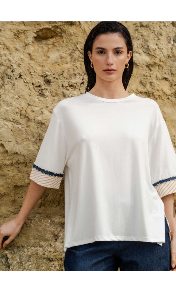 Λευκή Μπλούζα με Ριγέ Σχέδιο στα Μανίκια