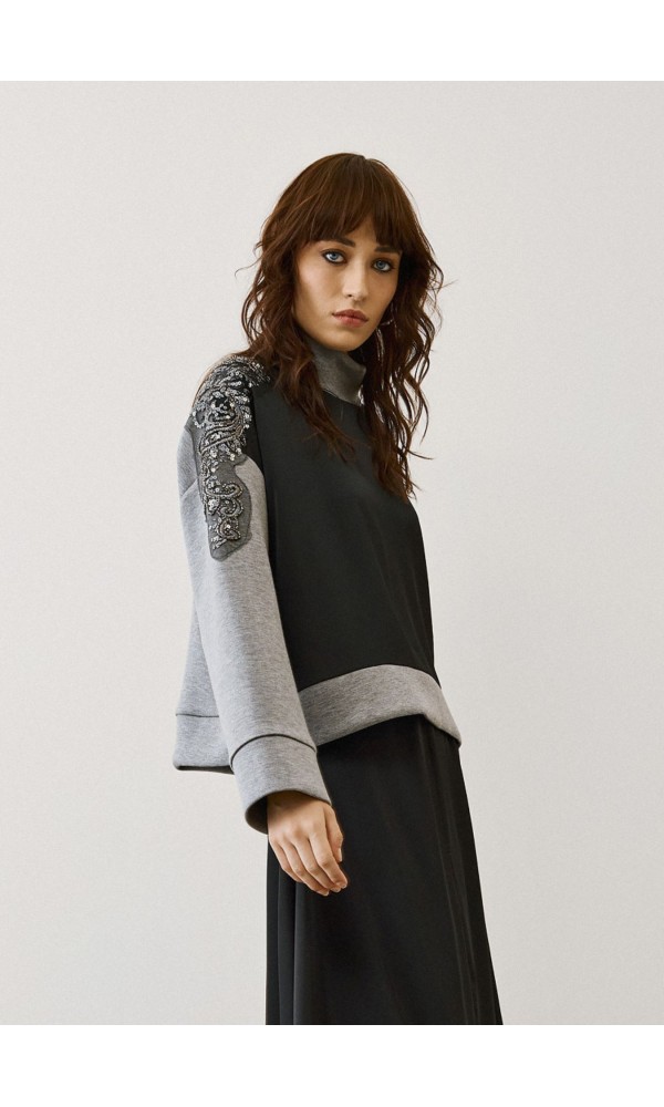Μαύρη- Γκρι Μπλούζα Με Κέντημα στους Ώμους