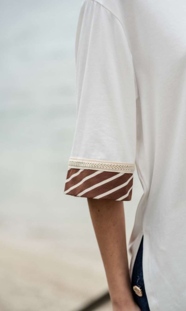 Λευκή Μπλούζα με Ριγέ Σχέδιο στα Μανίκια