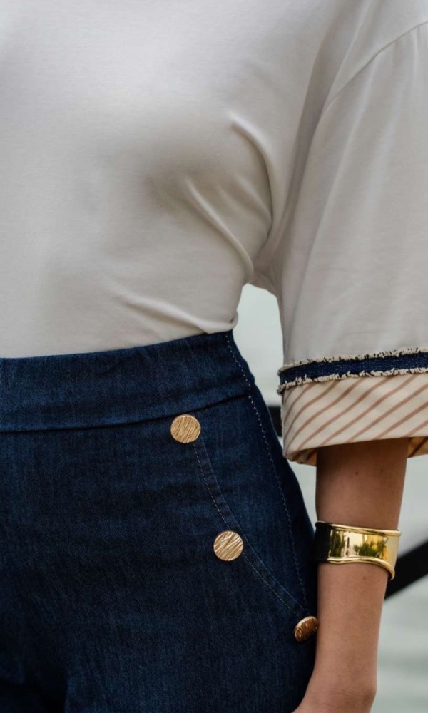 Λευκή Μπλούζα με Ριγέ Σχέδιο στα Μανίκια