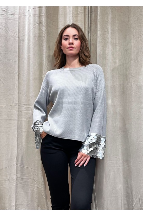 Grey knitted blouse with sequins