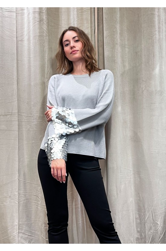 Grey knitted blouse with sequins