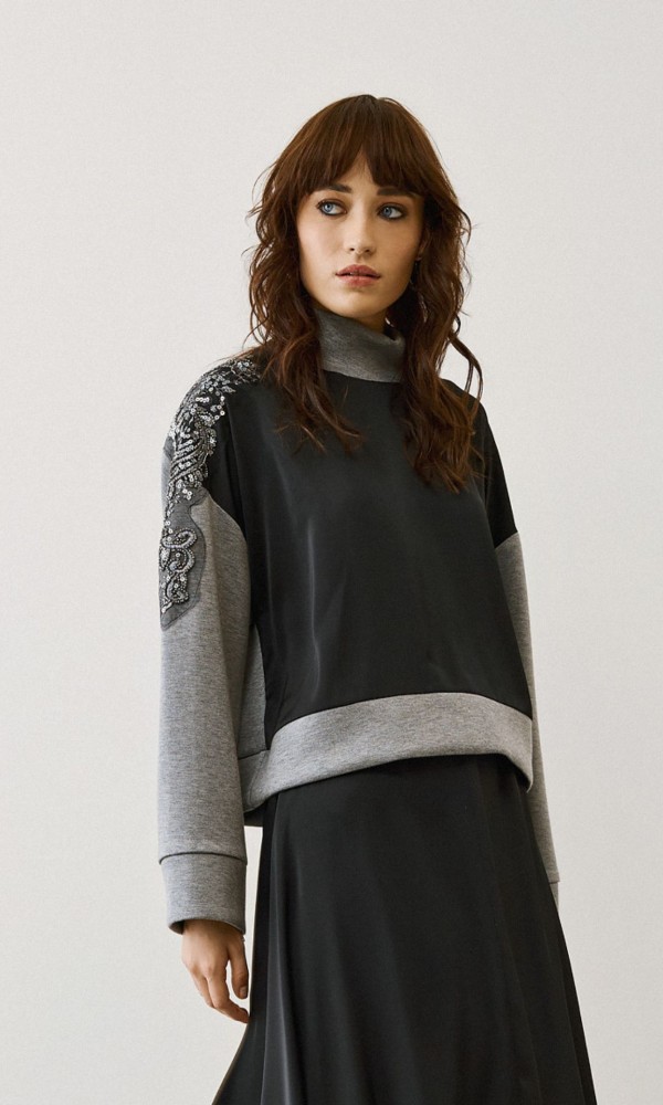 Μαύρη- Γκρι Μπλούζα Με Κέντημα στους Ώμους