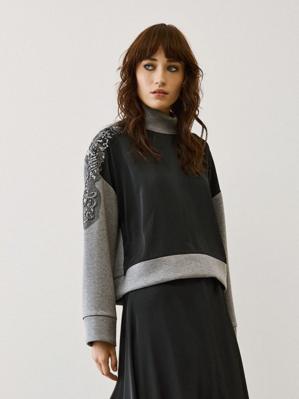 Μαύρη- Γκρι Μπλούζα Με Κέντημα στους Ώμους