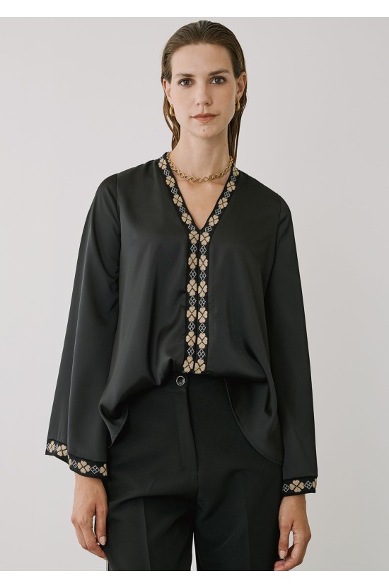 Black shirt with V and knitted design