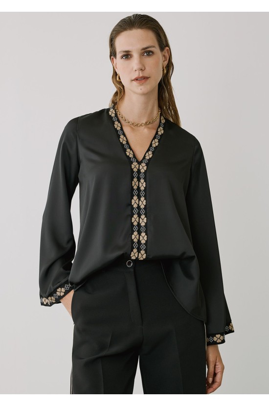 Black shirt with V and knitted design